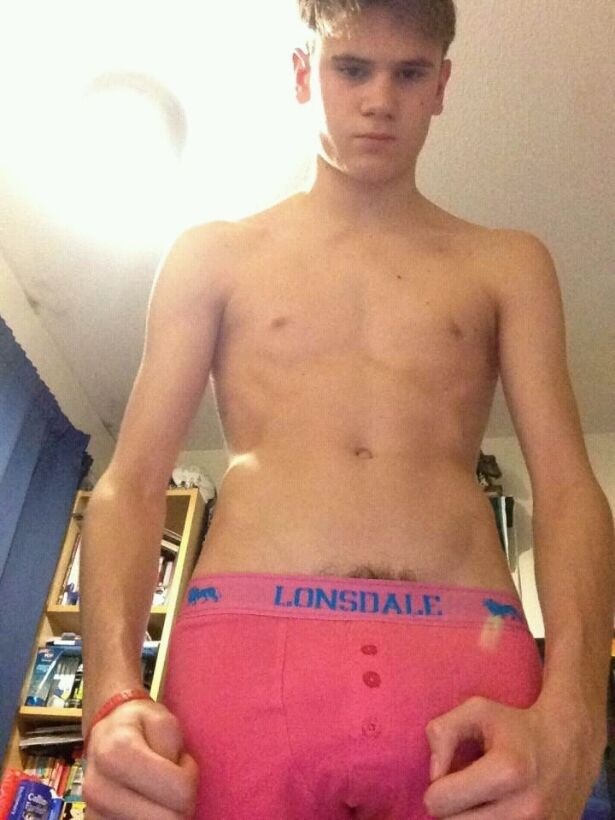 english boys 18 nude selfies